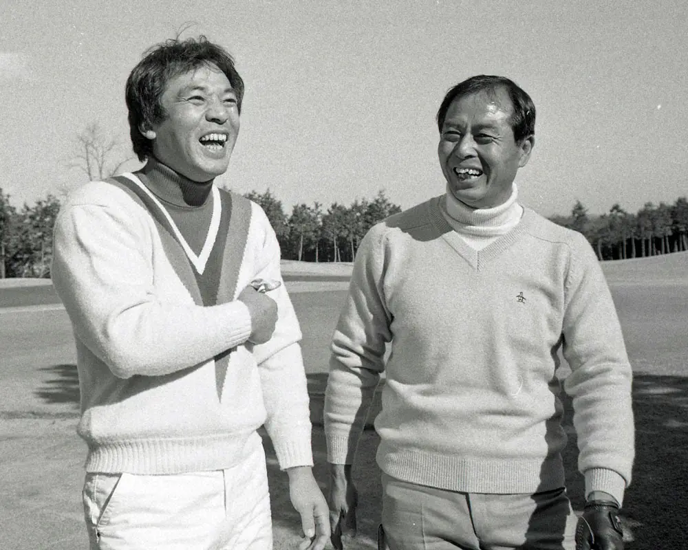 ゴルフ場で笑顔で談笑する落合博満と王貞治（86年撮影）