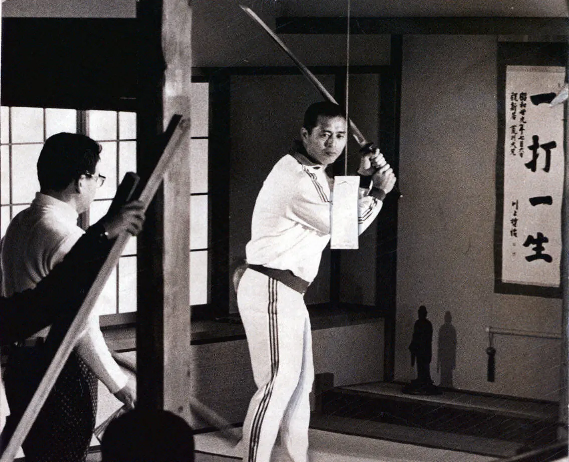 荒川コーチ（左）の指導で日本刀を持ちトレーニングにはげむ王貞治