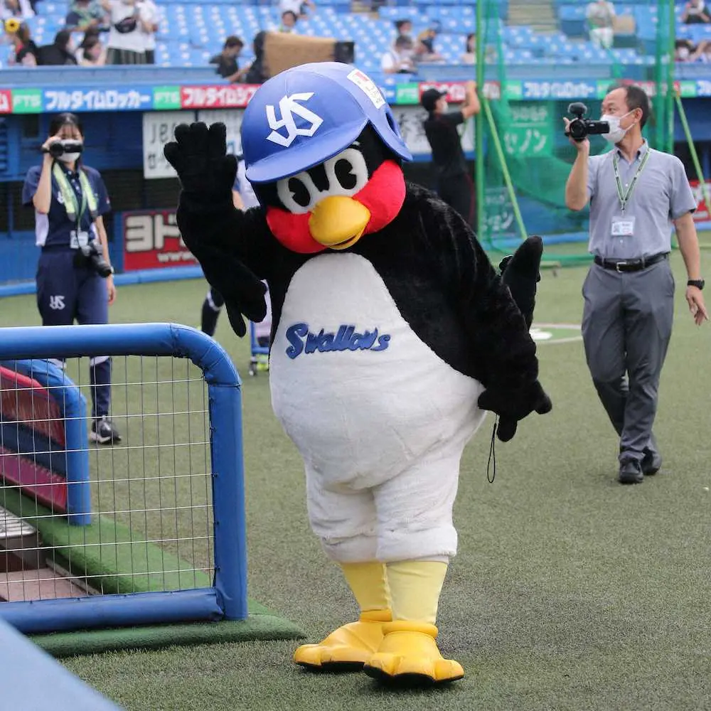 【画像・写真】ヤクルト　つば九郎復帰でネット歓喜!　空中くるりんぱチャレンジに反響「やっぱり歴史は変わらない」