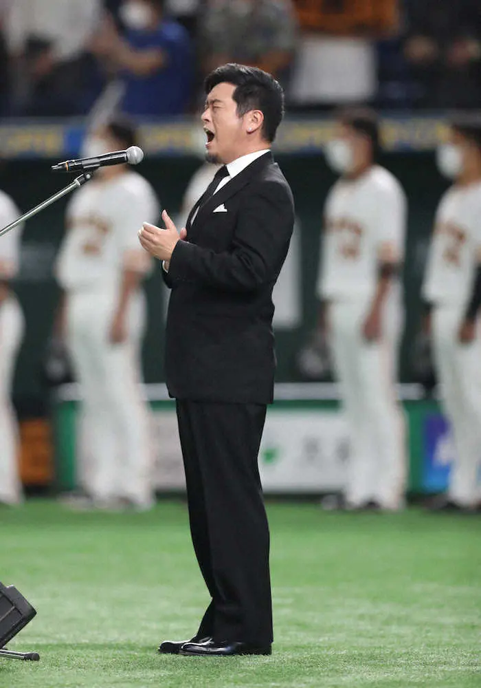 【画像・写真】巨人―阪神戦前にゴスペラーズ・黒沢薫が国歌独唱「歌手としての非常に貴重な経験の一つに」