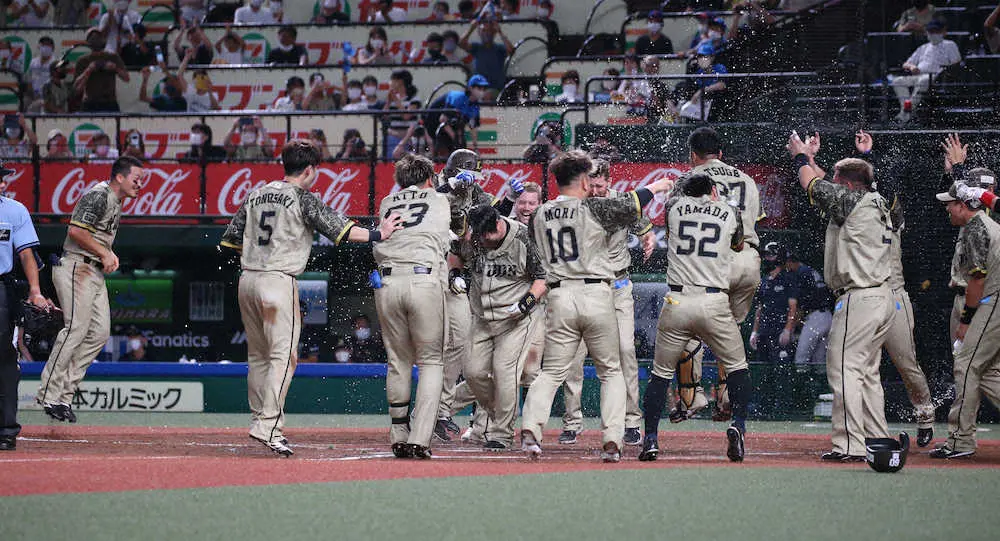 【画像・写真】西武・おかわり「一番恥ずかしい」サヨナラ弾　3カ月ぶり5号からの今季初2発　450本塁打にあと2