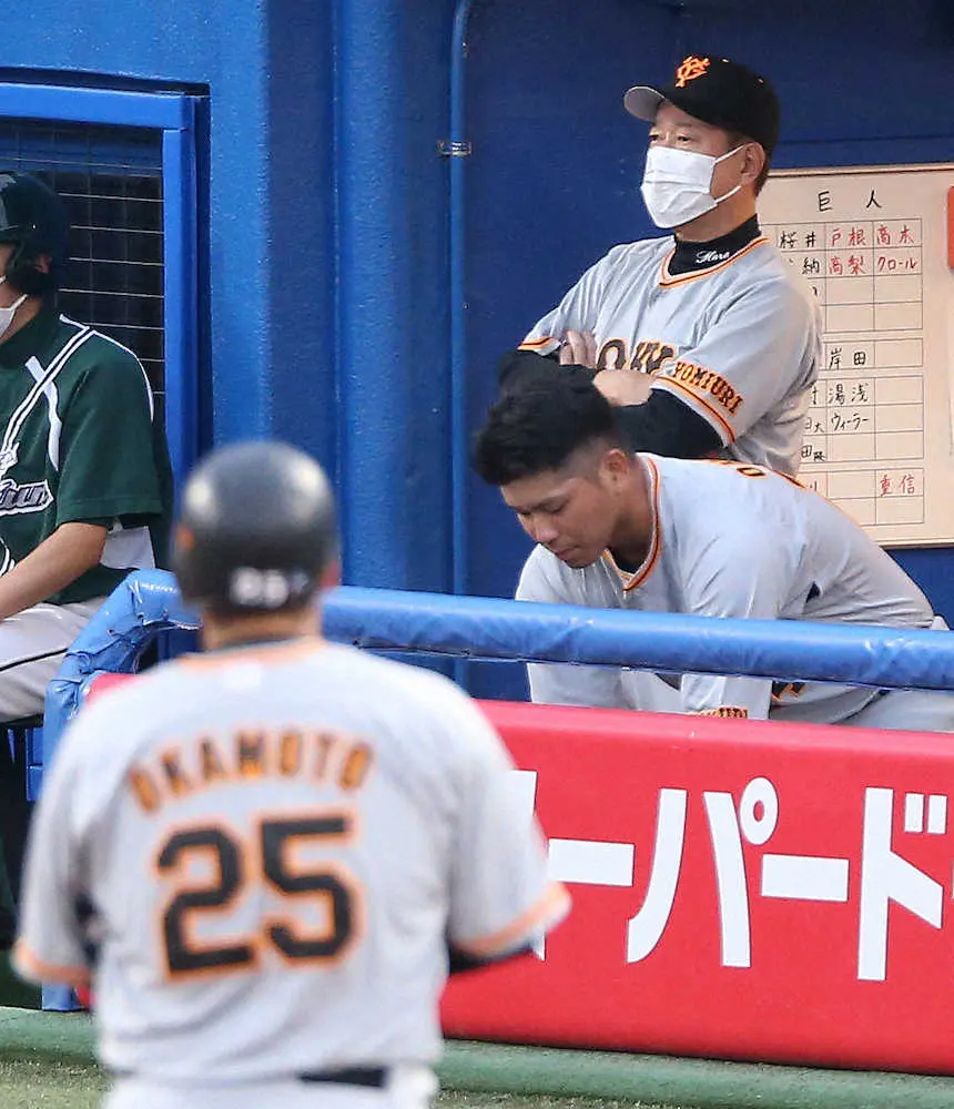 【画像・写真】巨人“奇襲失敗”原監督イス叩いて悔しがる　吉川フルカウントから投手の堀田走らせるも盗塁失敗、三振