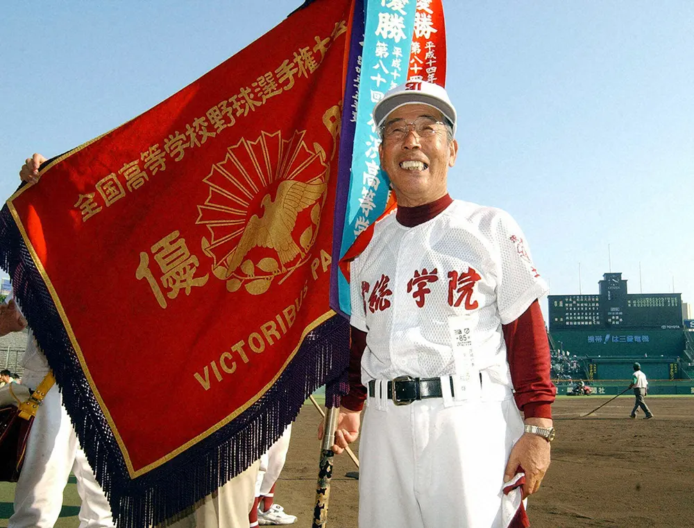 03年、夏の甲子園を制し、深紅の大優勝旗を手に笑顔の常総学院・木内幸男監督