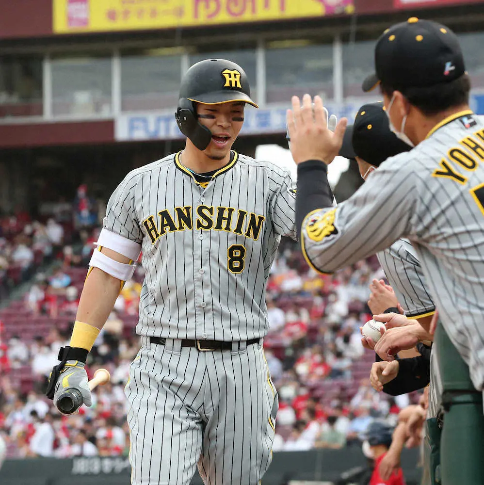 【画像・写真】阪神・佐藤輝　渋い4番の仕事　先制V犠飛「よく走ってくれた。ありがとうなぎ」先輩島田の快足に感謝