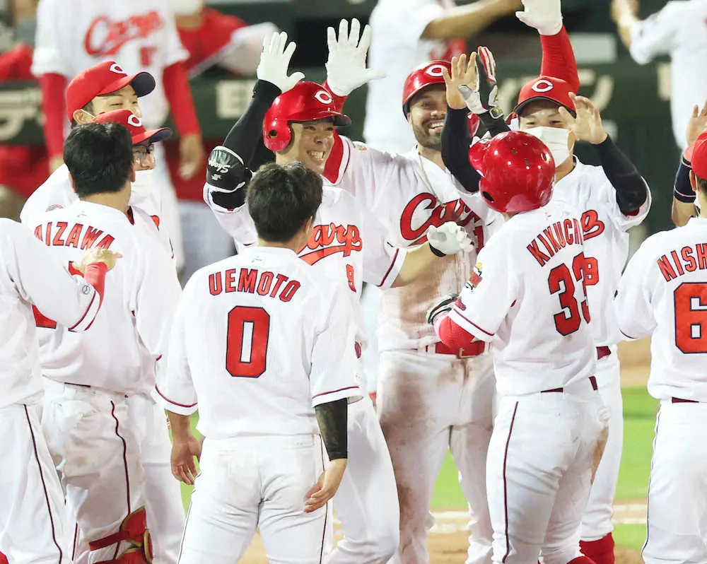 【画像・写真】広島　秋山サヨナラ打で、大大大逆転勝利！　9回に3点差ひっくり返して8連敗阻止