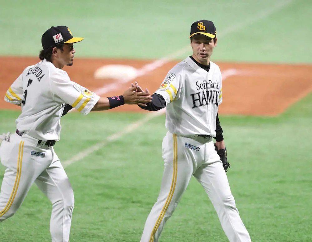 【画像・写真】＜ソ・楽＞5回を抑え松田とタッチをし引き揚げる武田（撮影・中村　達也）