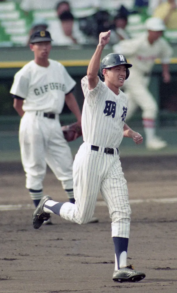 【画像・写真】鶴岡東・土屋の大会1、2号連発　31年前に達成したNPB審判員・津川力氏「うれしい」
