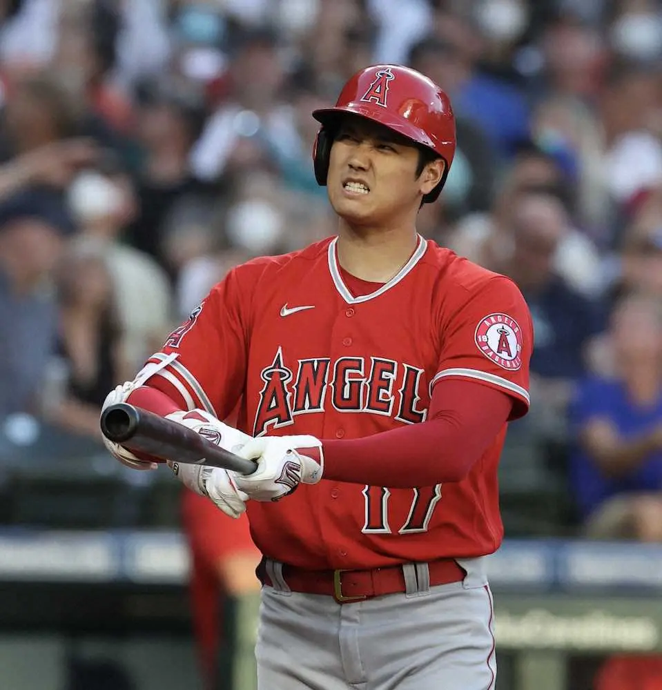 【画像・写真】大谷翔平　虫の攻撃で凡退？！ネットは「大谷サンの妨害に羽虫も参戦」「顔に虫来すぎ」
