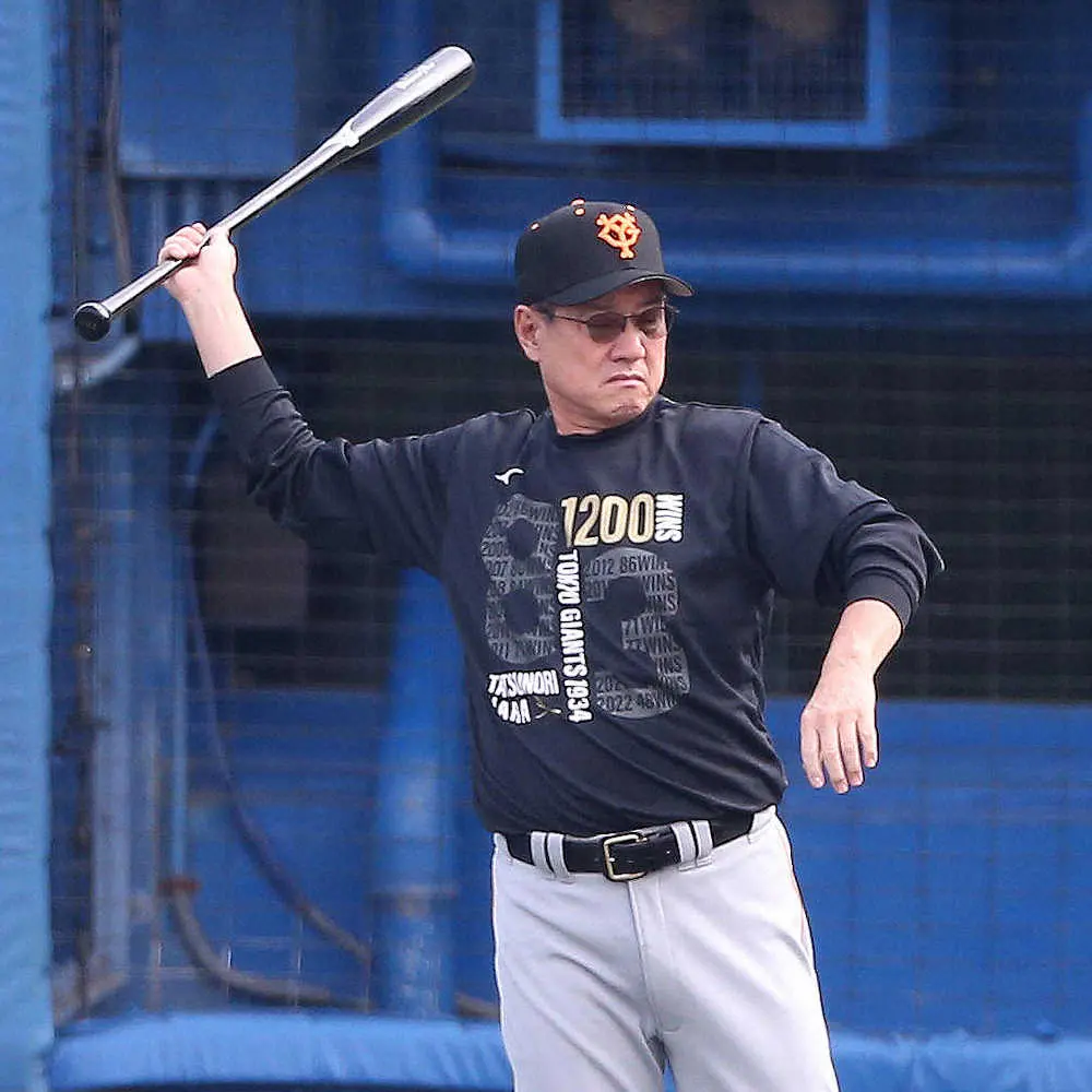 【画像・写真】巨人ナインが原監督1200勝記念Tシャツで練習　コロナから復帰の大勢が元気な姿