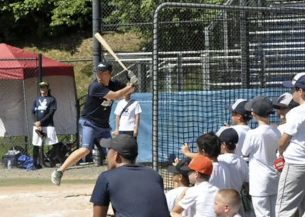野球教室で子どもたちに打撃を披露する松井秀喜さん