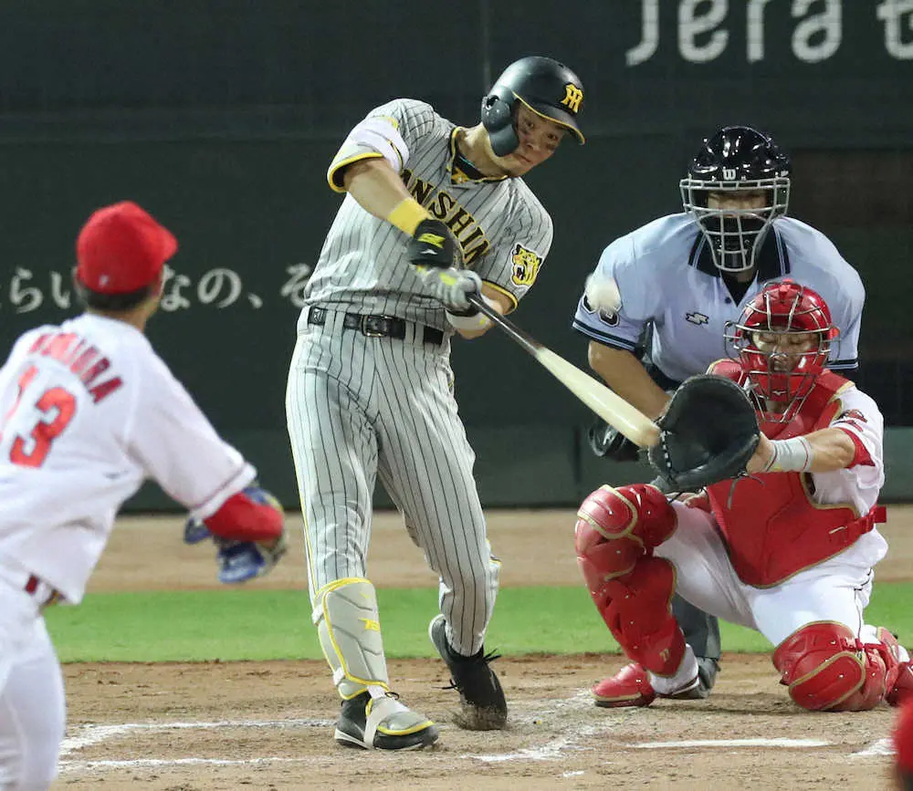 【画像・写真】阪神・佐藤輝　貴重な追加点叩き出す犠飛　恒例の「ありがとうなぎ」本塁生還の島田に感謝