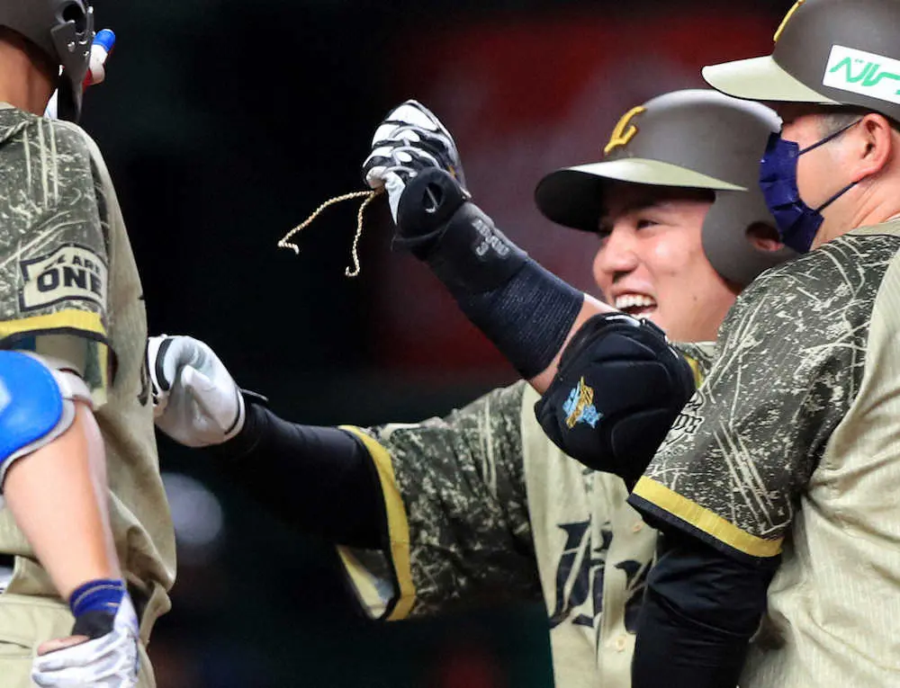 【画像・写真】西武・山川　3戦連続の33号3ラン!獅子に福呼ぶ背番3で3年ぶりVへ2位ソフトバンクと3差
