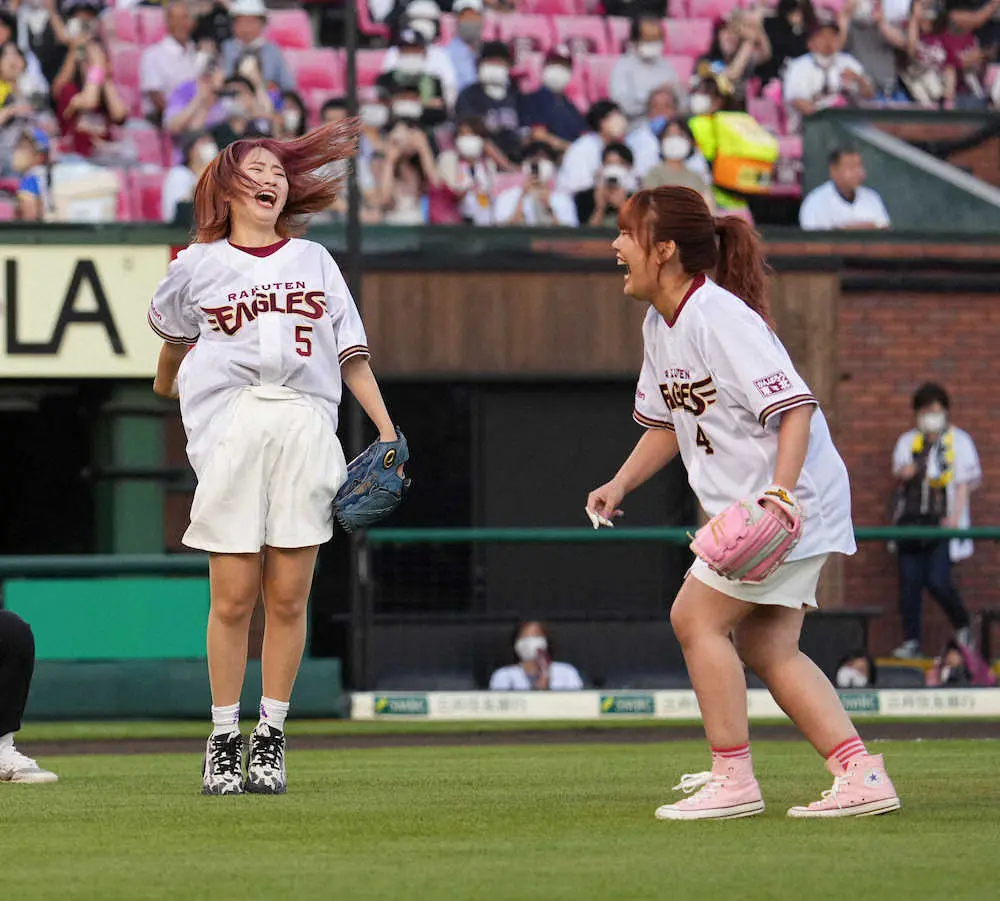 【画像・写真】＜楽・西＞始球式をする平成フラミンゴのNICO（左）とRIHO（撮影・沢田　明徳）