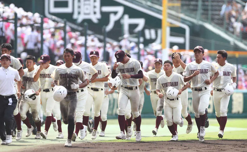 【画像・写真】＜大阪桐蔭・旭川大高＞善戦するも大阪桐蔭に敗れ、引き揚げる旭川大高ナイン（撮影・後藤　大輝）