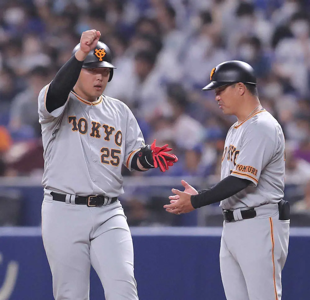 【画像・写真】巨人・岡本和が先制打！　“お得意様”柳からは今季13の7、5打点という驚異の数字