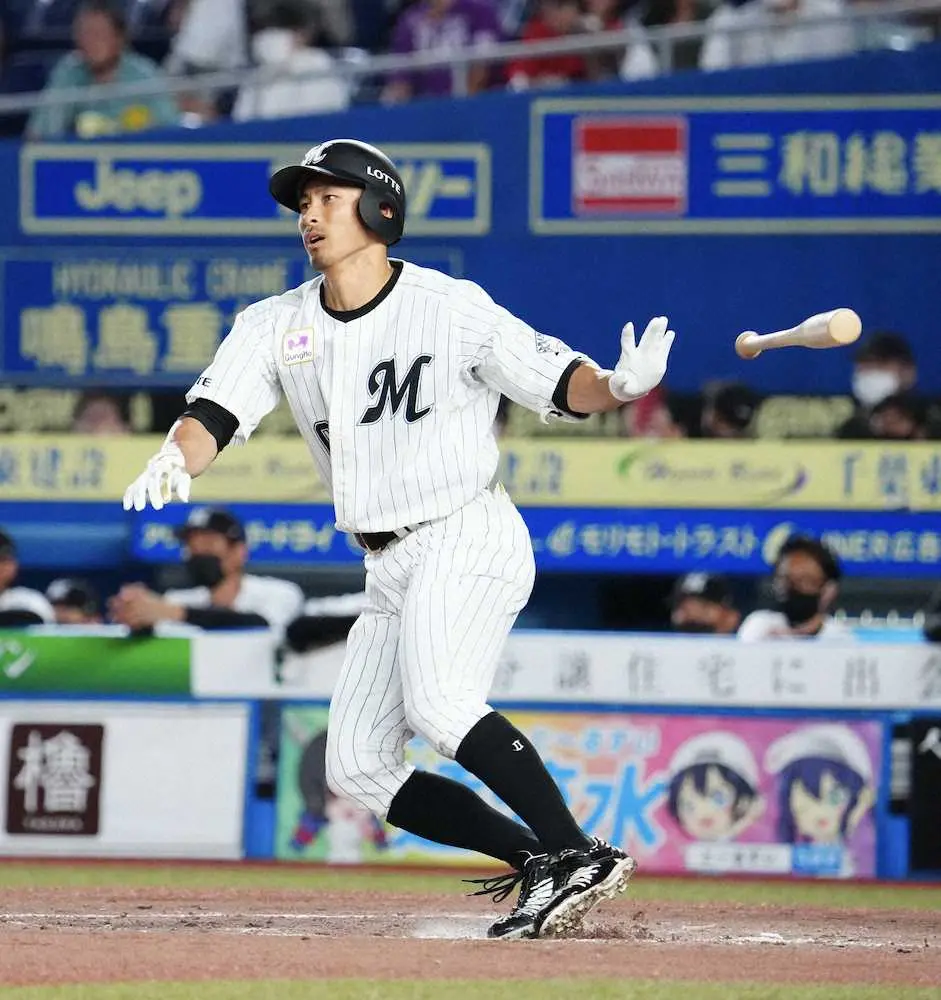 【画像・写真】ロッテ荻野貴司が通算1000安打　ボード運ぶ三木に照れながら「早く！早く！」のゼスチャー