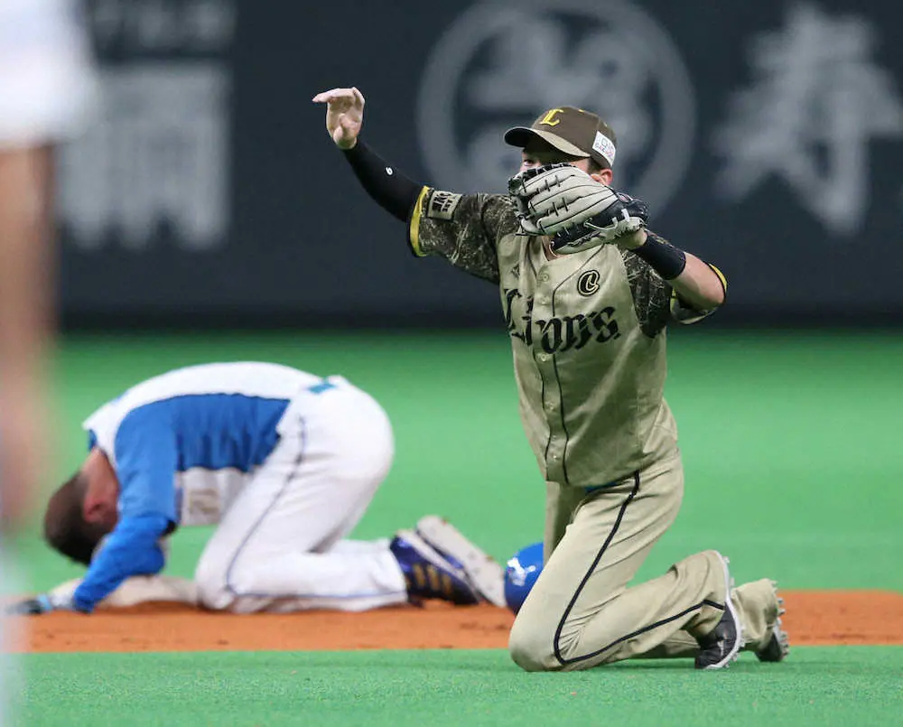 【画像・写真】西武・源田が清宮に「危険スライディング」で激突され倒れ込む　辻監督ら首脳陣がベンチ出て球場騒然