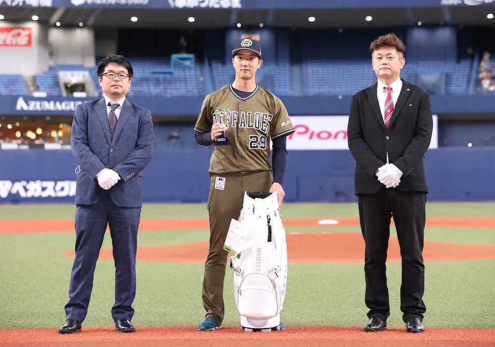 【画像・写真】スポーツニッポン後援「オリックス激励シリーズ」優秀選手に田嶋大樹投手