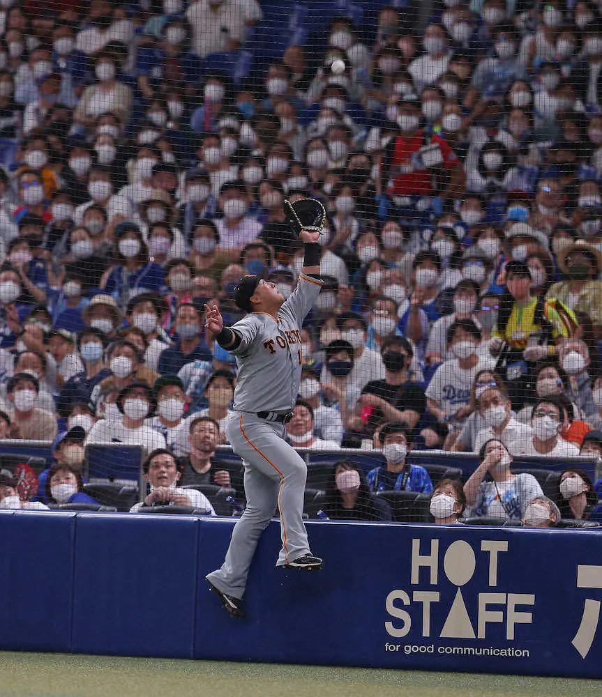 【画像・写真】巨人4番・中田が根尾とプロ初対決！結果は中飛も痛烈打球にバンテリン沸いた　大阪桐蔭の先輩後輩対決