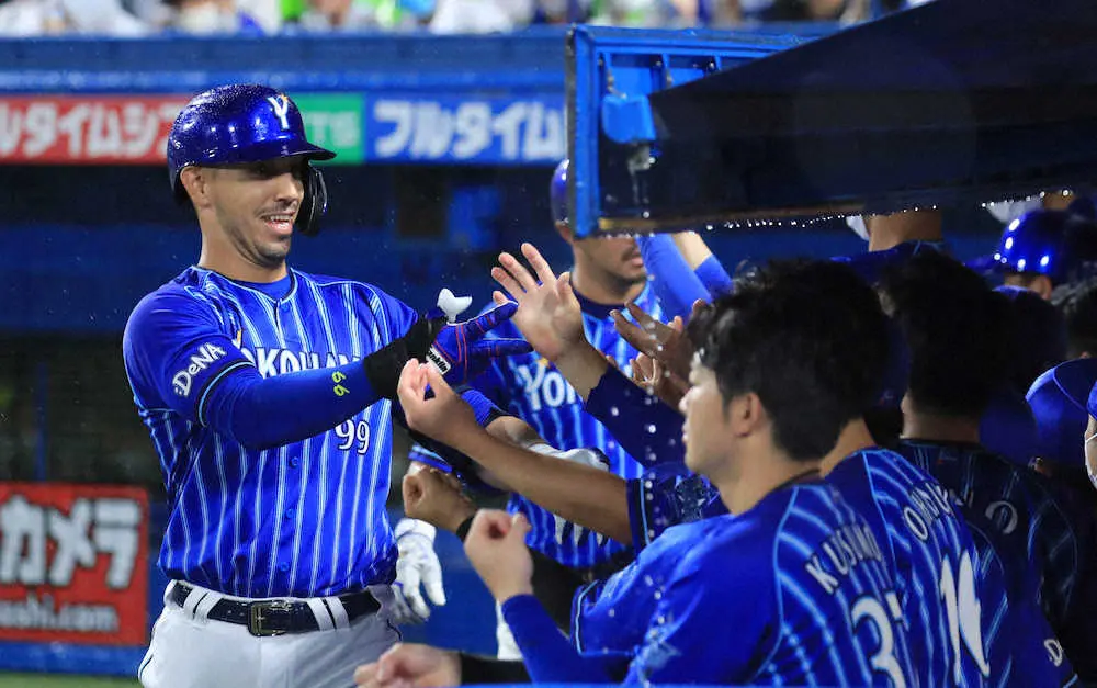 【画像・写真】＜ヤ・D＞6回、勝ち越し2ランを放ったソト（左）はチームメートに出迎えられる（撮影・尾崎　有希）