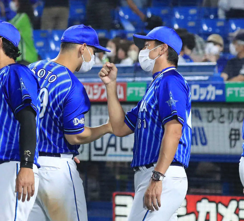 【画像・写真】＜ヤ・D＞ソト（左）と喜び合う三浦監督（撮影・尾崎　有希）