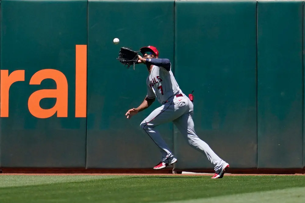 【画像・写真】エンゼルス・アデル　バックホームの好プレーに大谷も球場も歓喜　守備課題の男、ついに刺した