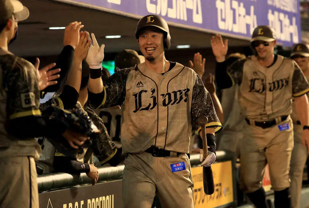 【画像・写真】西武・外崎　水害の地元に雄姿届ける8号3ラン　昨年負け越し楽天に今季勝ち越し決めた