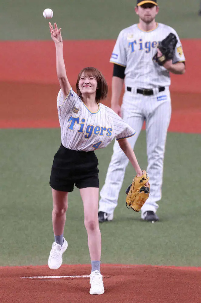 【画像・写真】NMB48小嶋花梨、阪神―中日戦で始球式「今日でこの連敗が止まったら」勝利の女神に名乗り　
