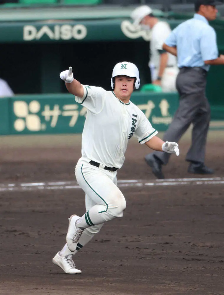 【画像・写真】二松学舎大付・片井　史上3人目の1年生4番弾で夏2勝「今までで一番いい感触だった」