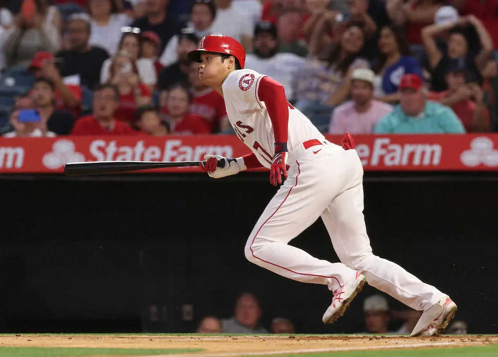 【画像・写真】大谷翔平　2球連続の自打球でもん絶　「2番・投手兼DH」で二刀流出場も初回にソロ被弾