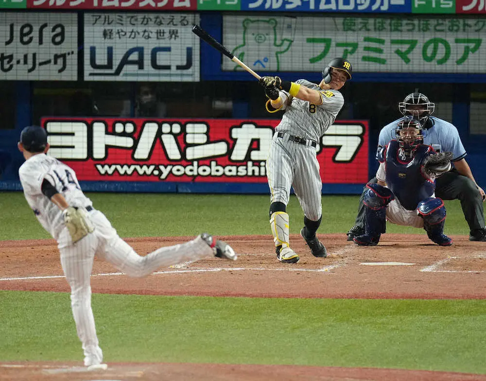 【画像・写真】阪神・佐藤輝　7回に中前打で14試合ぶりのマルチ安打記録