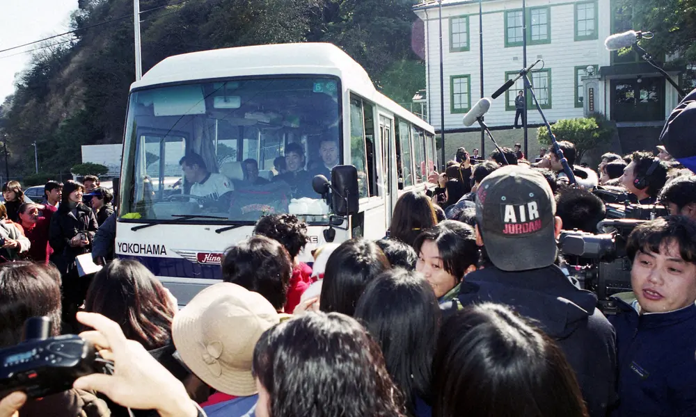 松坂大輔の卒業式には多くの報道陣やファンが本人の乗ったバスを取り囲んだ