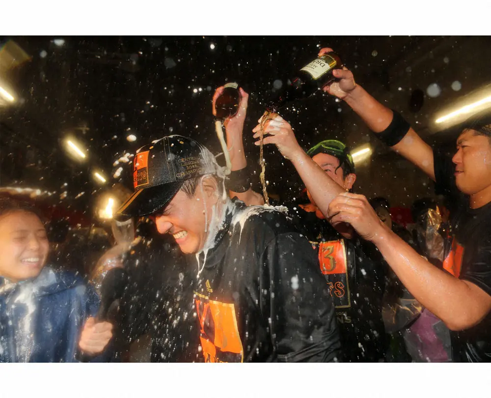 14年、優勝祝賀会で原監督（左）にビールをかける内海