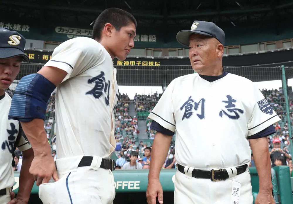 【画像・写真】＜第100回全国高校野球選手権大会第5日　1回戦・創成館・創志学園＞創成館を破り、西純矢（左）に声を掛ける創志学園・長沢宏行監督