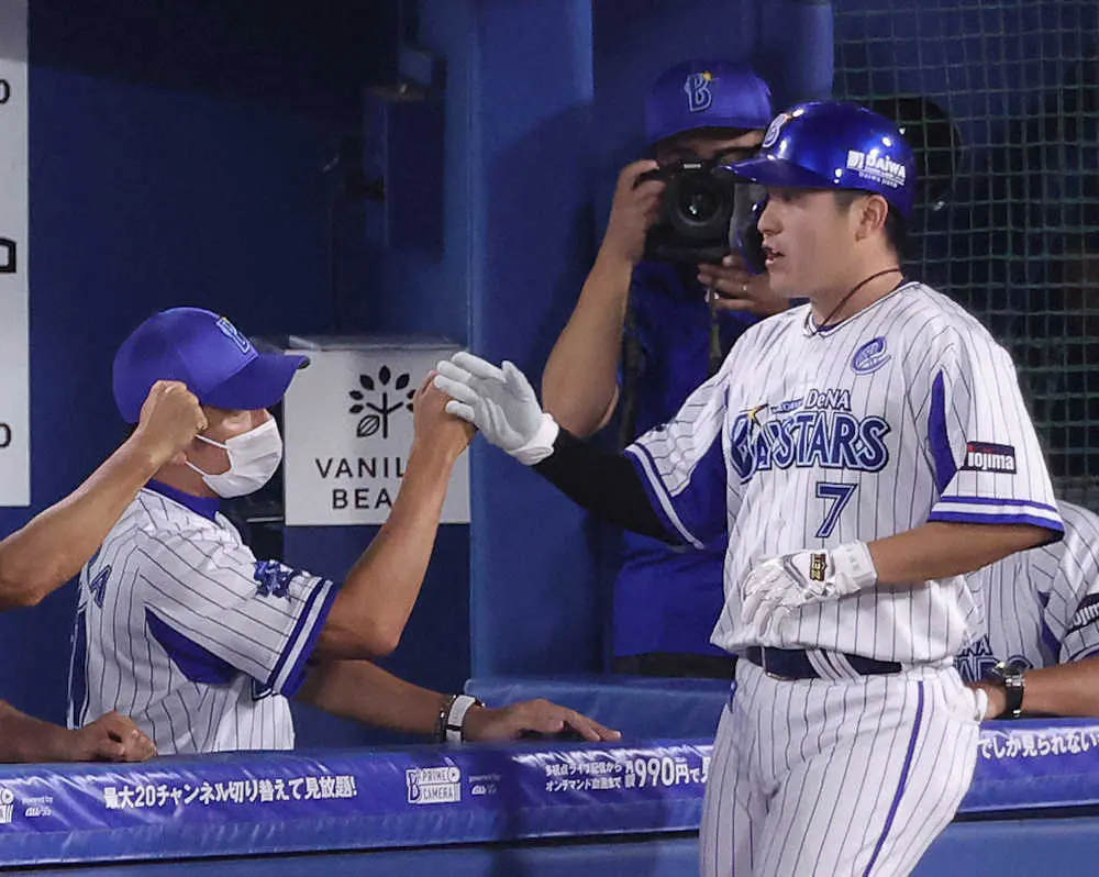 【画像・写真】DeNA　ハマスタ14連勝へ佐野15号ソロ！牧がガッツ中越え適時二塁打！押し出し四球で6回追いつく