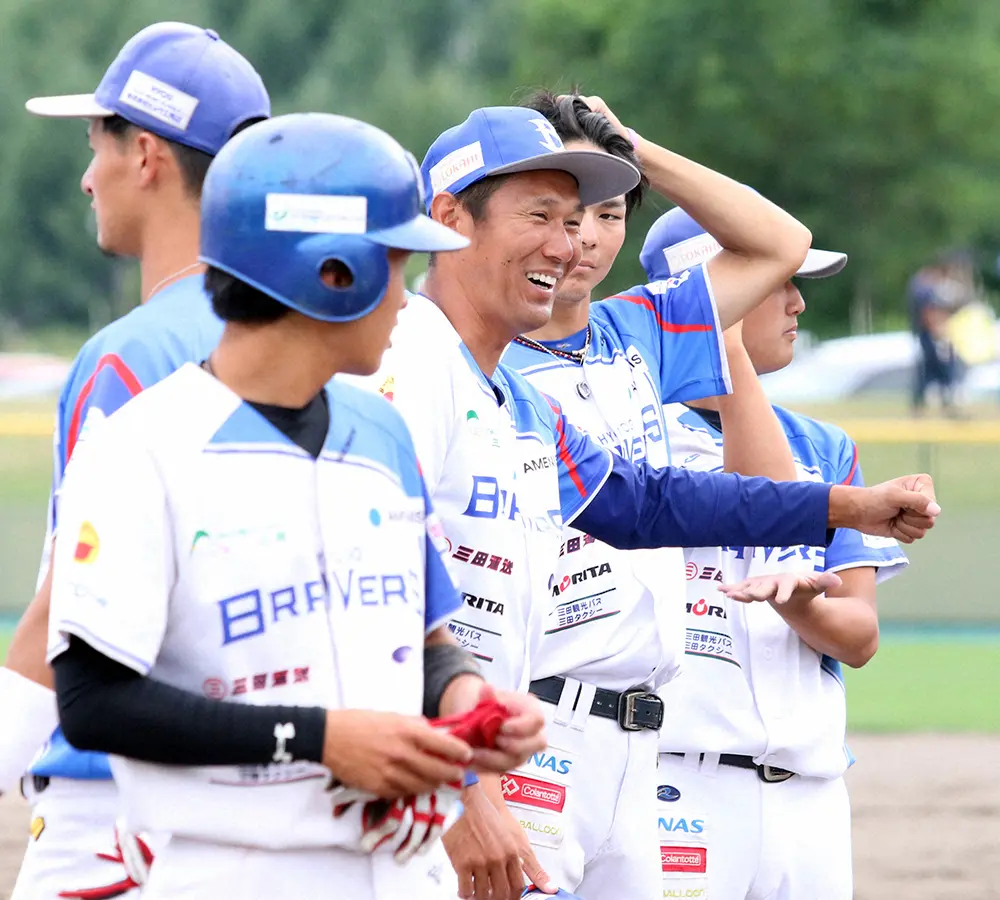 関西独立リーグ・兵庫ブレイバーズの一員として試合後に笑顔を見せる久保（中央）