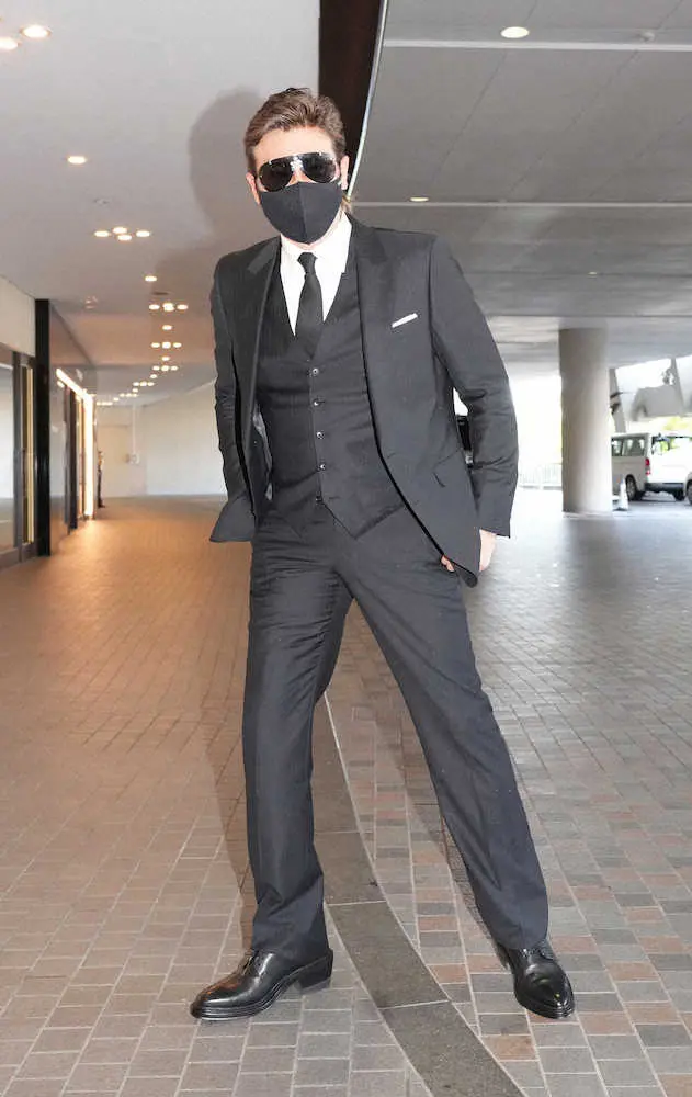 【画像・写真】新庄監督　就任後初めてスーツ姿で球場入り　福岡で今季最後のソフトバンク戦へ「3連勝したい」