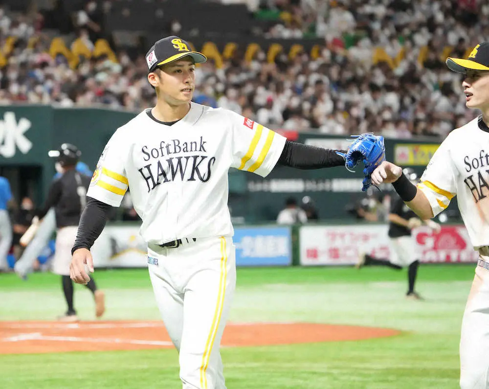 【画像・写真】先発初勝利のソフトB・板東　ギータも「男前」祝福　臆せず清宮、近藤に内角勝負「いい投球できた」