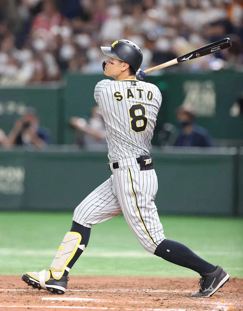 【画像・写真】阪神・佐藤輝「よっしゃー!」バックスクリーン左へ18号2ラン　復調気配の4番が4戦連続打点