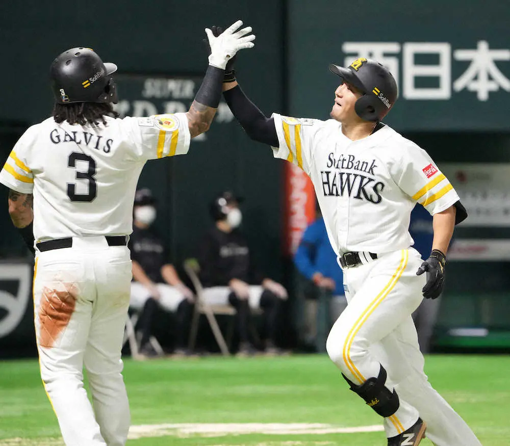 【画像・写真】ソフトバンク　4回一挙7点で首位・西武に0.5差肉薄　コロナ禍で緊急昇格のガルビス同点打、佐藤直V弾