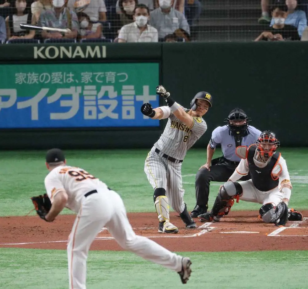 【画像・写真】阪神・佐藤輝のバットが観客席へ　珍アナウンス「バットが飛んでくることがありますので、ご注意ください」