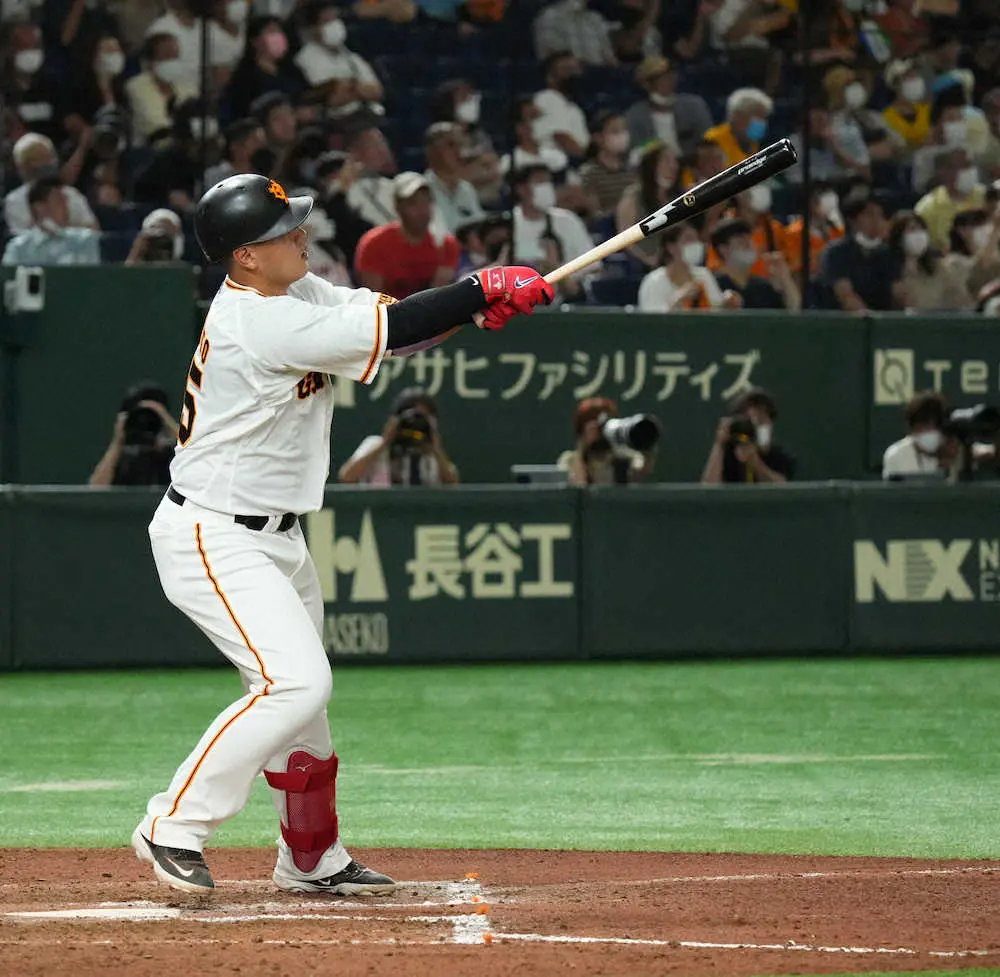【画像・写真】巨人・岡本和真がバックスクリーン右へ24号ソロ　53年ぶり屈辱を阻止