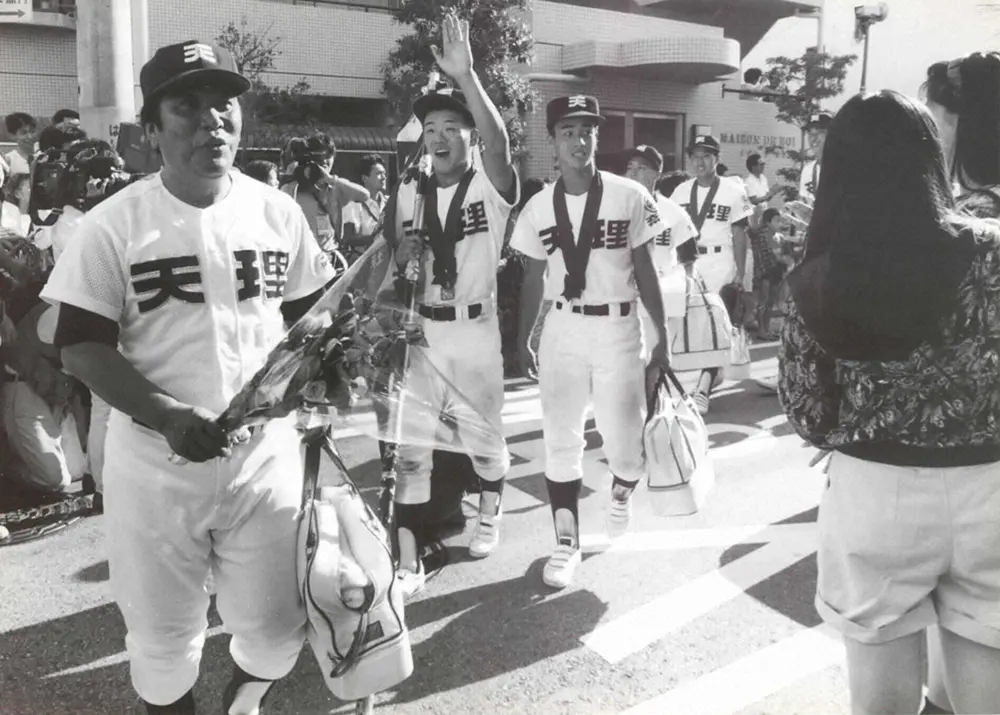 90年、第72回全国高校野球選手権で優勝し、橋本監督（左）を先頭に宿舎へ凱旋した天理ナイン