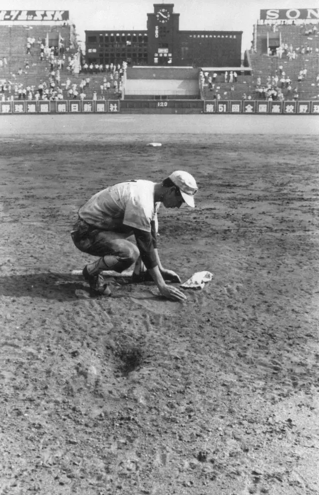 甲子園球場80周年でいただいた甲子園の土です 甲子園球場のマウンドで土を拾い集める三沢のエース・太田幸司