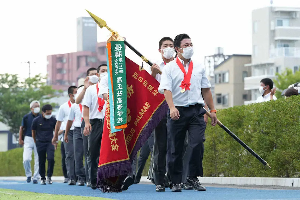 【画像・写真】仙台育英が母校凱旋　須江監督「皆さんの祈る思いがどんどん大きくなって“東北で一丸で勝つ”雰囲気に」