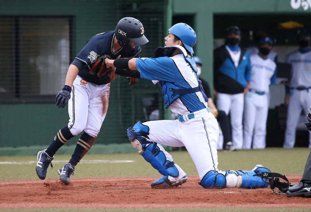 【画像・写真】＜日・オ＞3回、走塁死の福田（撮影・高橋茂夫）