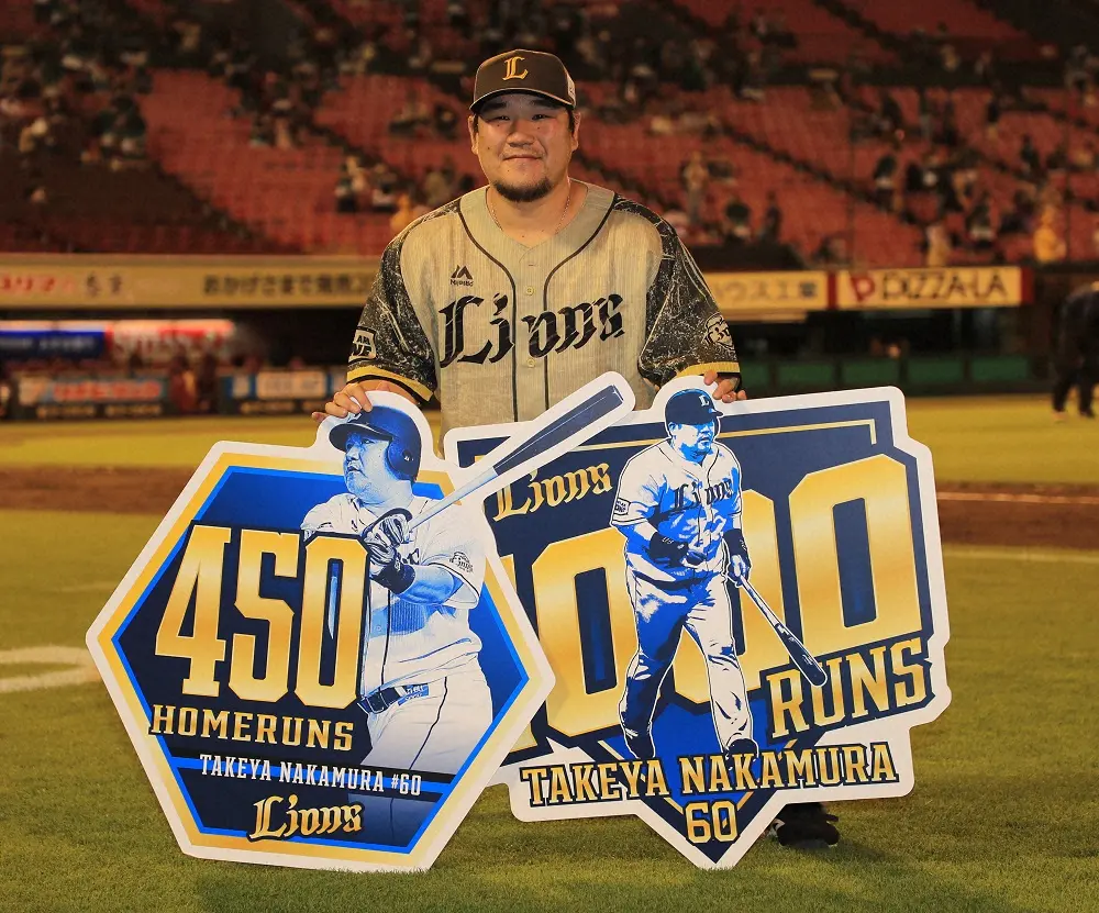 【画像・写真】2022年8月12日、450本塁打と1000得点の記念ボードを前に笑顔の中村