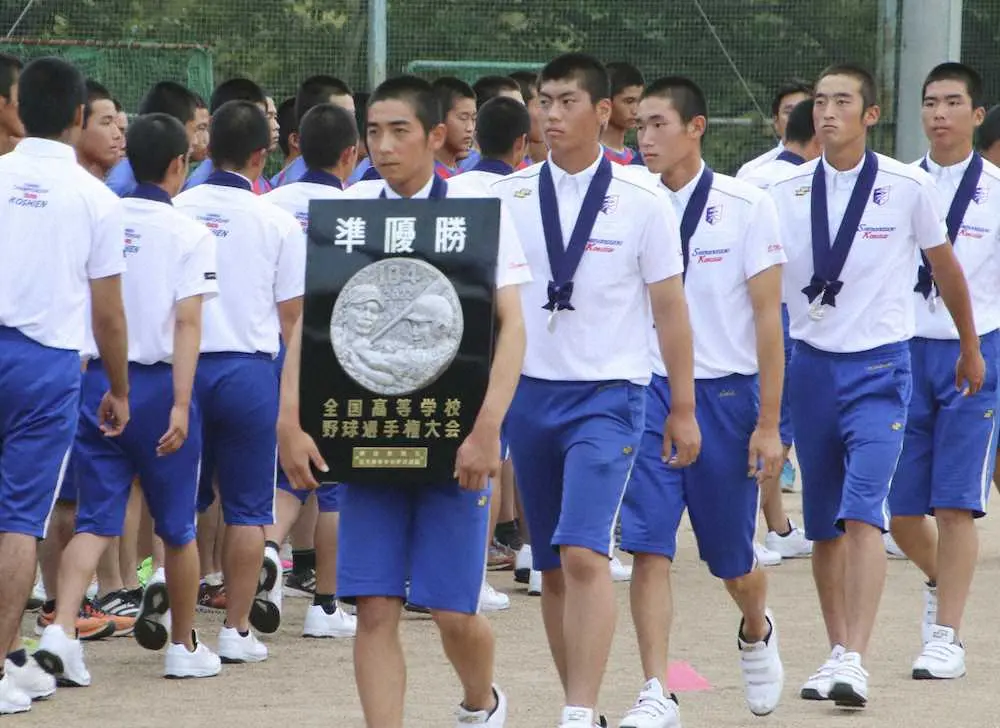 【画像・写真】準優勝・下関国際を地元が歓迎　坂原監督「前に前に進んでいきたい」