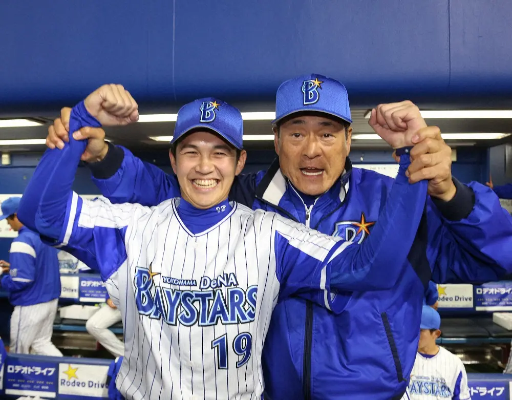 【画像・写真】中畑清氏が200セーブ達成の康晃を祝福　“勤続疲労”、母の死…苦しかった2年間よく乗り越えた