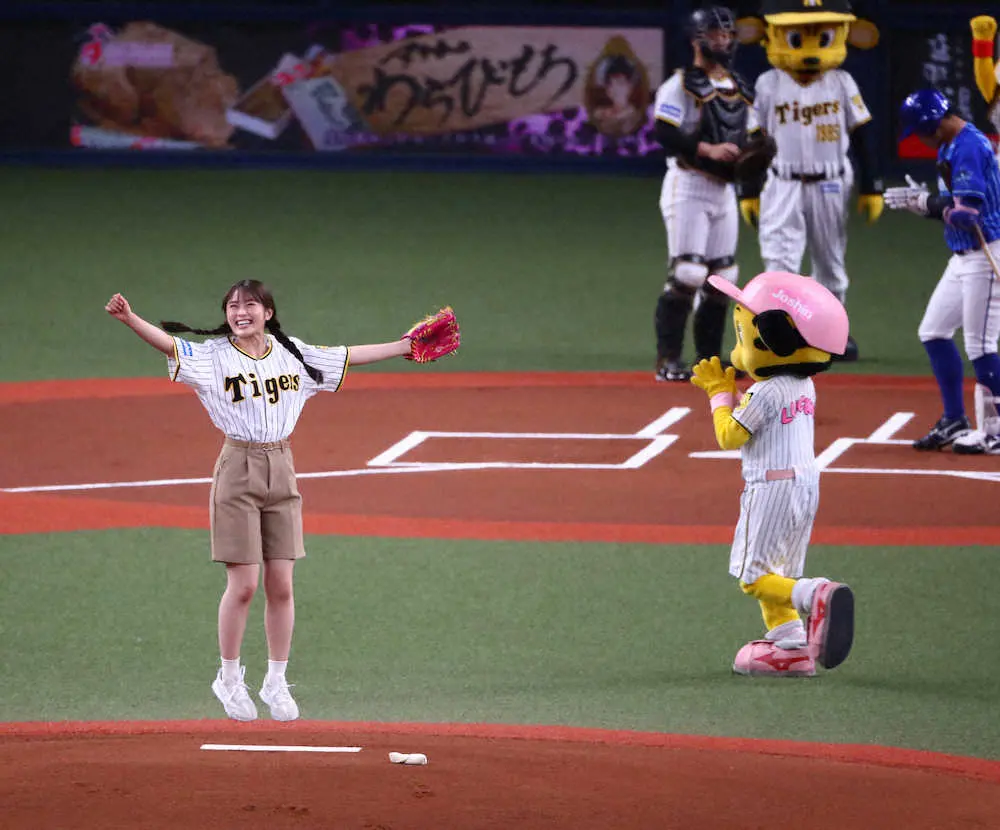 【画像・写真】NMB渋谷凪咲が阪神―DeNA戦で始球式「26歳もここから始まって素敵な一年になること間違いなし」